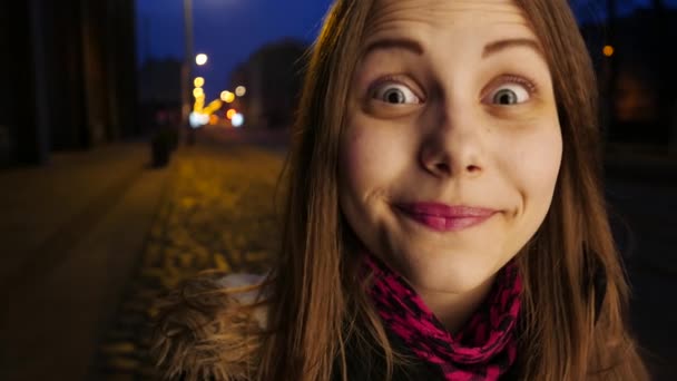 Retrato de uma menina adolescente sorridente bonito em uma rua da cidade noite. Rindo e se divertindo — Vídeo de Stock