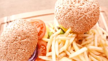 Taze iştah açıcı hamburger patates kızartması ile