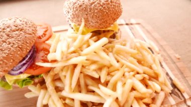 Taze iştah açıcı hamburger patates kızartması ile