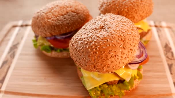 Tre färska aptitretande hamburgare med sallad och tomat — Stockvideo