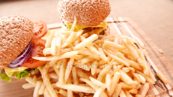Čerstvé chutné hamburgery, smažené brambory — Stock video