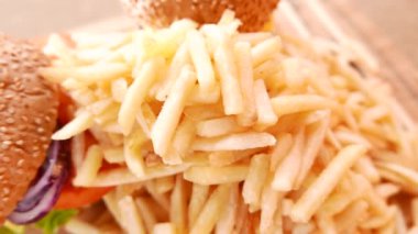Taze iştah açıcı hamburger patates kızartması ile