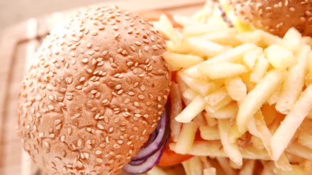フライド ポテトと新鮮な食欲をそそるハンバーガー — ストック動画