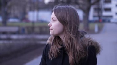 Güzel genç kız portresi kapatın. 60-24fps