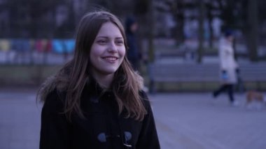 Güzel genç kız portresi kapatın. 60-24fps