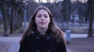 Güzel genç kız portresi kapatın. Kamera doğru yürüyorum. 60-24fps