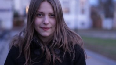 Güzel genç kız portresi kapatın. Kamera doğru yürüyorum. 60-24fps