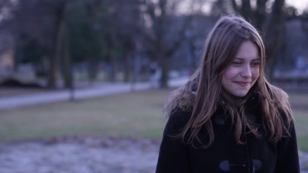 Primer plano retrato de hermosa adolescente chica. 60 a 24 fps — Vídeos de Stock