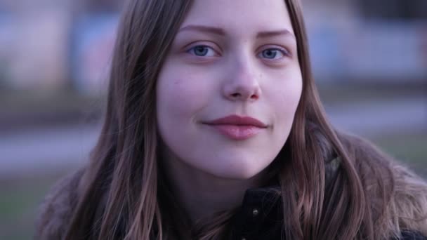 Крупним планом портрет красивої дівчини-підлітка. від 60 до 24fps — стокове відео