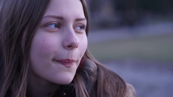 Närbild porträtt av vackra tonåring flicka. 60 till 24fps — Stockvideo