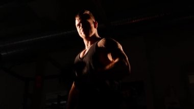 Bir spor salonunda eğitim genç vücut geliştirmeci.