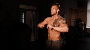 Bir spor salonunda eğitim genç vücut geliştirmeci.