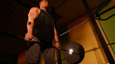 Bir spor salonunda eğitim genç vücut geliştirmeci.