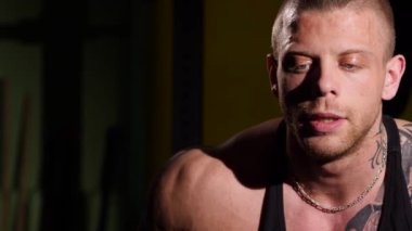 Yoğun terli dramatik portre genç kas yorgun adam bir eğitimden sonra dinlenme. 60-24fps 4k Uhd