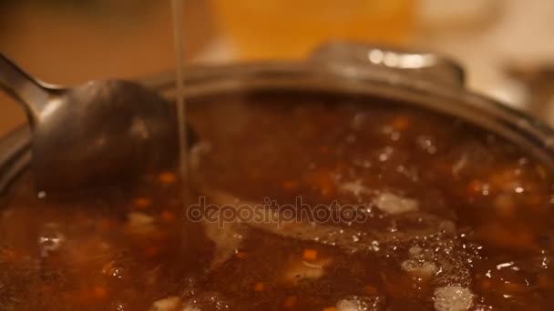 Primer plano de una sopa china caliente hirviendo con camarones y huevos. 60 a 24fps UHD 4K — Vídeos de Stock