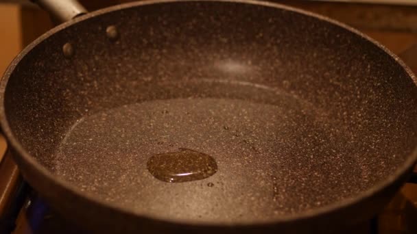 Оливкова олія на сковороді. Повільний рух 4K UHD — стокове відео