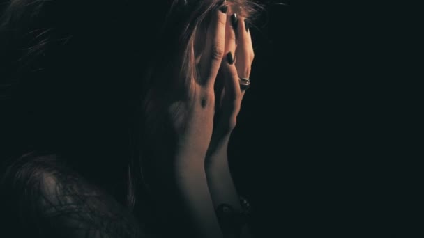Несчастная грустная девочка. Концепция домашнего насилия и насилия. от 60 до 24 кадров в секунду UHD — стоковое видео
