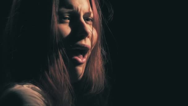 Malheureuse jeune fille triste. Concept de violence conjugale et d'abus. 60 à 24 ips UHD 