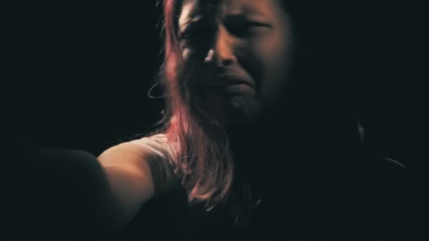 Malheureuse jeune fille triste. Concept de violence conjugale et d'abus. 60 à 24 ips UHD 