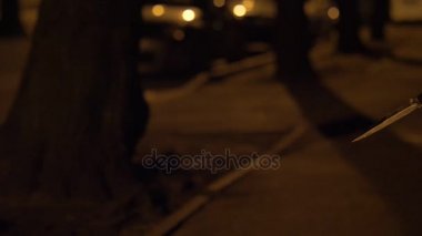 Bir kadının elinde bir bıçak. Gece sokak ağır çekim
