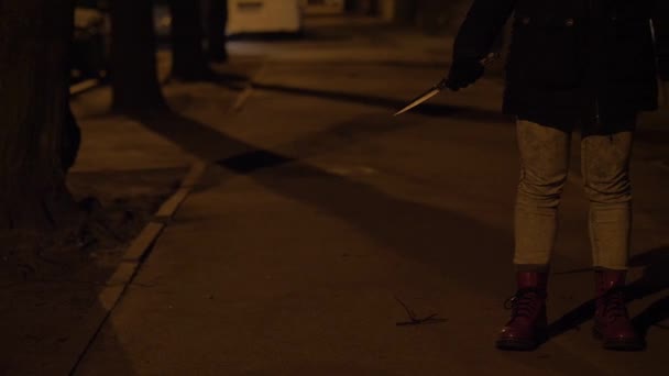 Un couteau dans la main d'une femme. Nuit rue ralenti — Video