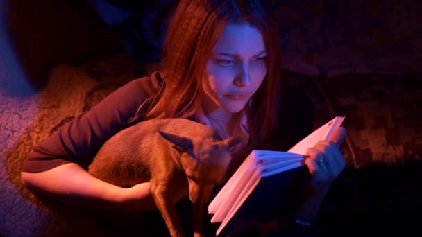Tiener meisje eng boek lezen in de nacht — Stockvideo