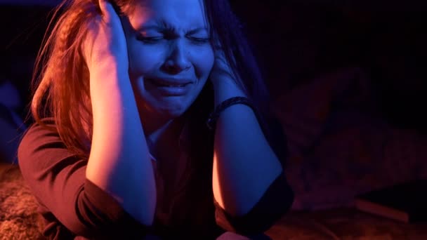 밤에 불행 한 슬픈 십 대 소녀입니다. 고도의 표현. — 비디오