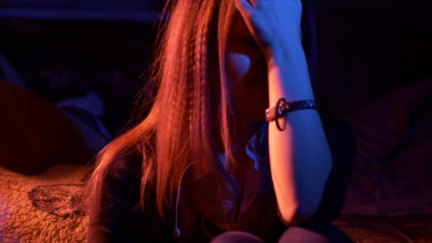 Unglücklich trauriges Teenager-Mädchen in der Nacht. Ausdrucksstark. — Stockvideo