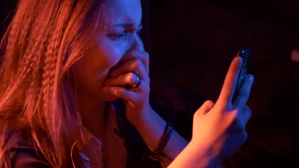 Ongelukkig triest tienermeisje at night met telefoon sms lezen. Zeer expressief. — Stockvideo