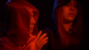 Şeytani cadı karanlık ritüel performans. 4k Uhd