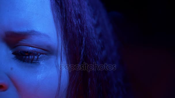 Unhappy sad teenage girl at night. Highly expressive closeup. — Stock Video