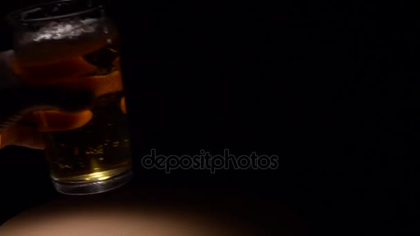 Piwo wlewa się do szklanki. — Wideo stockowe