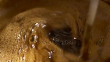 Ev yapımı bira verme. 4 k yavaş çekimde bir karanlık bira sıvı kaynar