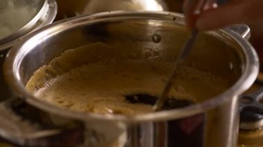 Ev yapımı bira verme. Yavaş çekimde bir karanlık bira sıvı kaynama 180-24fps