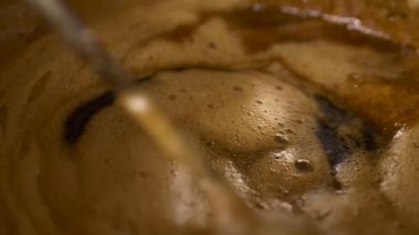 Ev yapımı bira verme. Yavaş çekimde bir karanlık bira sıvı kaynama 180-24fps