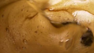 Ev yapımı bira verme. 4 k yavaş çekimde bir karanlık bira sıvı kaynar