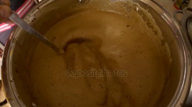 Ev yapımı bira verme. 4 k yavaş çekimde bir karanlık bira sıvı kaynar