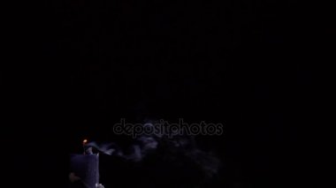 Bir siyah mum dışarı üfleme. Bir siyah arka plan ağır çekim üzerinde duman