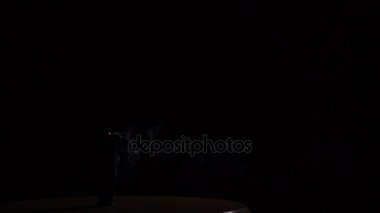 Bir siyah mum dışarı üfleme. Bir siyah arka plan ağır çekim üzerinde duman