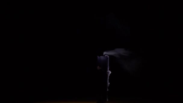 Ανατίναξη από ένα μαύρο κερί. Καπνού σε ένα μαύρο φόντο αργή κίνηση — Αρχείο Βίντεο