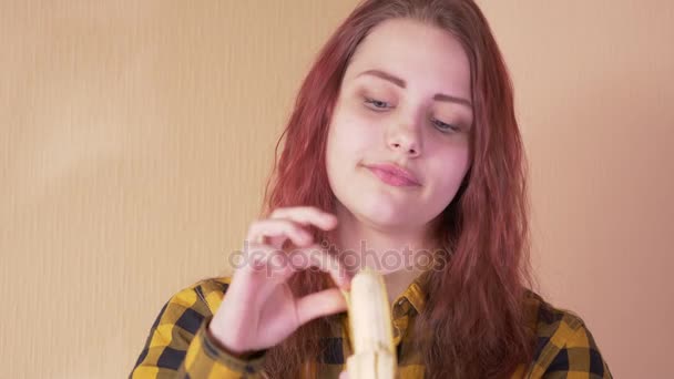 Menina adolescente bonito comer banana — Vídeo de Stock