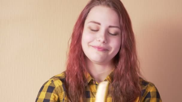 Linda chica adolescente comiendo plátano — Vídeo de stock