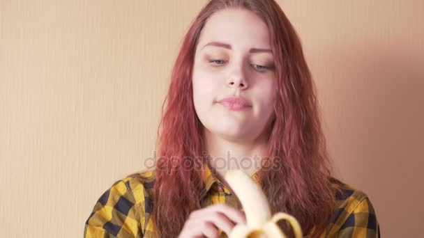 Mignon adolescent fille manger banane — Video