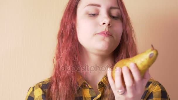 Χαριτωμένος έφηβος κορίτσι τρώει αχλάδι — Αρχείο Βίντεο