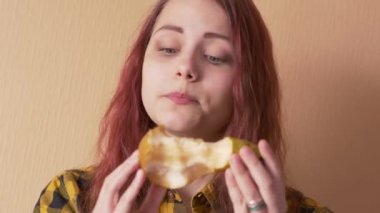 Sevimli genç kız yeme armut