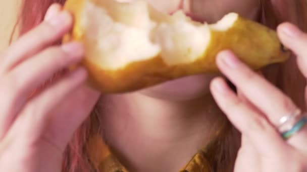 可爱的年轻女孩吃梨 — 图库视频影像