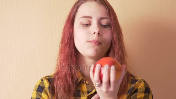 Linda chica adolescente comiendo manzana — Vídeo de stock