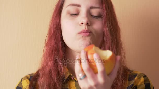 Cute teen girl eating apple — Stock Video