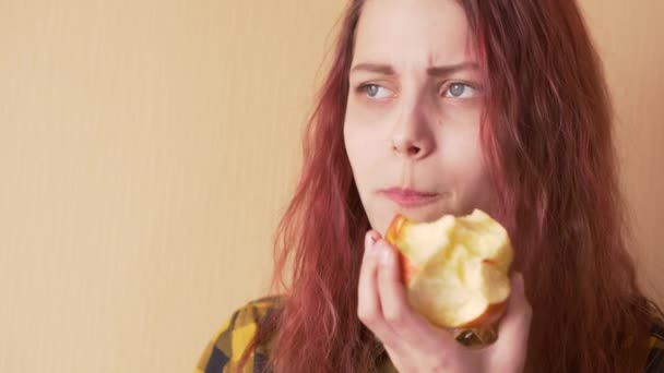 Linda chica adolescente comiendo manzana — Vídeo de stock