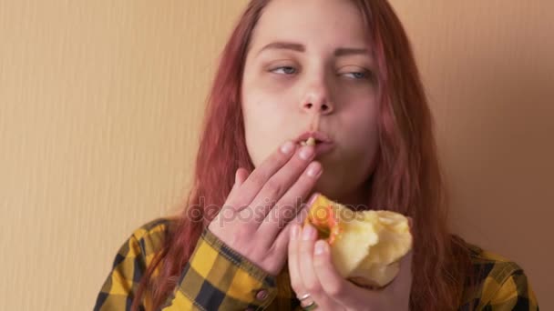 Niedliche Teenager Mädchen essen Apfel — Stockvideo